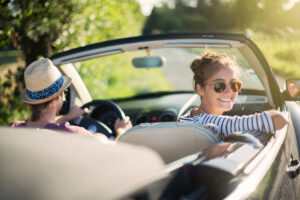 Forår - gør bilen klar til foråret. Mand og kvinde i åben bil.